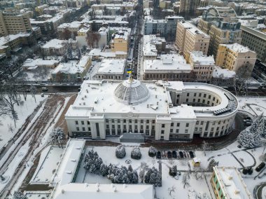 Hava aracı görüntüsü. Ukrayna 'nın Verkhovna Rada' sını inşa etmek yasama organı Karlı kış.