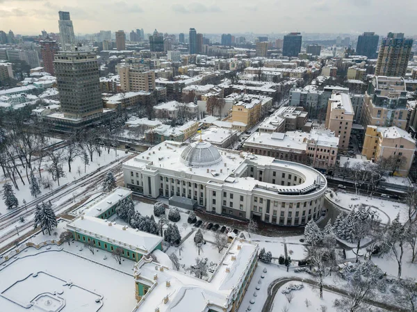 Hava aracı görüntüsü. Ukrayna 'nın Verkhovna Rada' sını inşa etmek yasama organı Karlı kış.