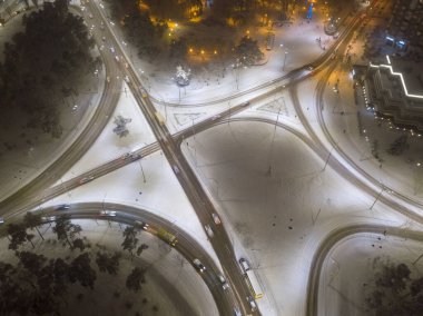 Kiev 'de karla kaplı otomobil kavşağı. İyi akşamlar. Hava aracı görünümü.