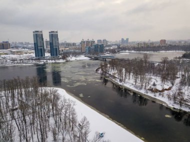 Kiev 'deki dondurucu nehir. Hava aracı görüntüsü. Kış karlı sabah.
