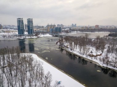 Kiev 'deki dondurucu nehir. Hava aracı görüntüsü. Kış karlı sabah.