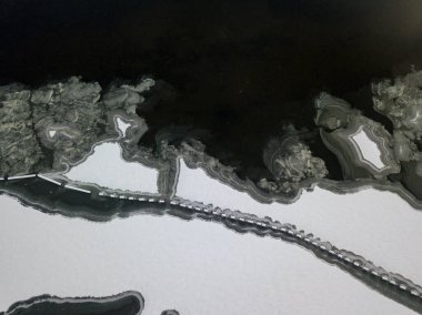 Hava aracı üst görüntüsü. Nehirde donma izleri var. Bulutlu, dondurucu kış sabahı.