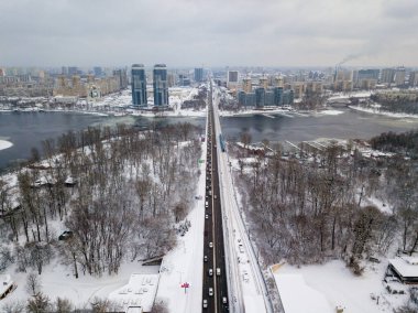Kiev 'de karla kaplı metro köprüsü. Bulutlu bir kış sabahı. Hava aracı görünümü.
