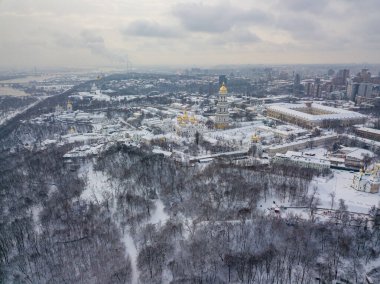 Kiev Pechersk Lavra, karla kaplı. Bulutlu bir kış sabahı. Hava aracı görünümü.
