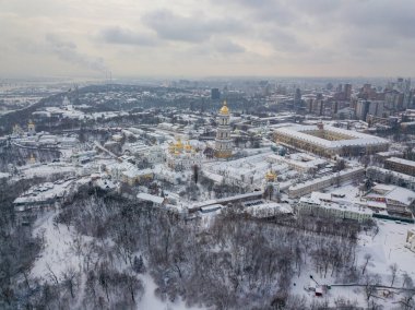 Kiev Pechersk Lavra, karla kaplı. Bulutlu bir kış sabahı. Hava aracı görünümü.