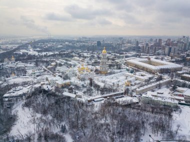 Kiev Pechersk Lavra, karla kaplı. Bulutlu bir kış sabahı. Hava aracı görünümü.