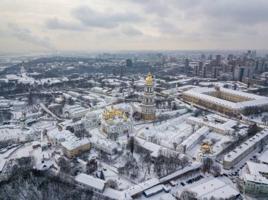 Kiev Pechersk Lavra, karla kaplı. Bulutlu bir kış sabahı. Hava aracı görünümü.