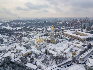 Kiev Pechersk Lavra, karla kaplı. Bulutlu bir kış sabahı. Hava aracı görünümü.
