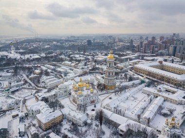 Kiev Pechersk Lavra, karla kaplı. Bulutlu bir kış sabahı. Hava aracı görünümü.