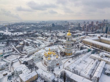 Kiev Pechersk Lavra, karla kaplı. Bulutlu bir kış sabahı. Hava aracı görünümü.