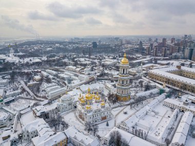 Kiev Pechersk Lavra, karla kaplı. Bulutlu bir kış sabahı. Hava aracı görünümü.