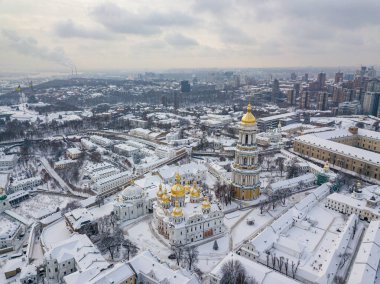 Kiev Pechersk Lavra, karla kaplı. Bulutlu bir kış sabahı. Hava aracı görünümü.