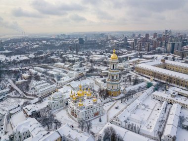 Kiev Pechersk Lavra, karla kaplı. Bulutlu bir kış sabahı. Hava aracı görünümü.
