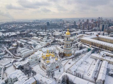 Kiev Pechersk Lavra, karla kaplı. Bulutlu bir kış sabahı. Hava aracı görünümü.