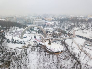 Kiev 'deki gözlem güvertesinde yeni yıl ağacı. Hava aracı görüntüsü. Soğuk kış sabahı.