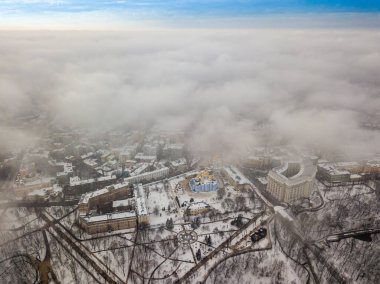 Kiev 'deki kar kaplı St. Michael Katedrali' nin üzerinde sis var. Hava aracı görüntüsü. Sisli kış günü.