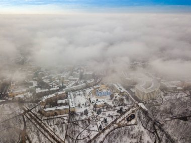 Kiev 'deki kar kaplı St. Michael Katedrali' nin üzerinde sis var. Hava aracı görüntüsü. Sisli kış günü.