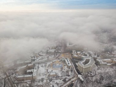 Kiev 'deki kar kaplı St. Michael Katedrali' nin üzerinde sis var. Hava aracı görüntüsü. Sisli kış günü.