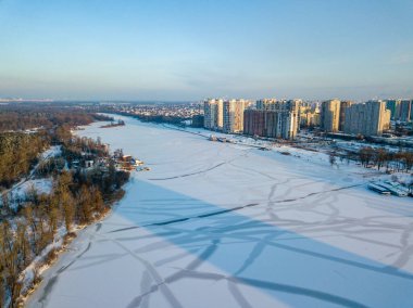 Kiev 'deki donmuş Dinyeper nehri. Hava aracı görüntüsü. Kış güneşli, soğuk bir sabah.