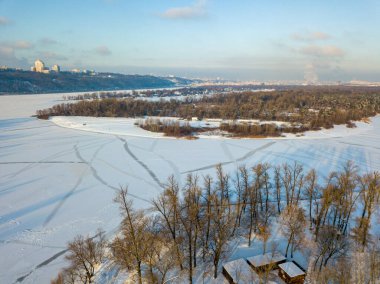 Kiev 'deki donmuş Dinyeper nehri. Hava aracı görüntüsü. Kış güneşli, soğuk bir sabah.