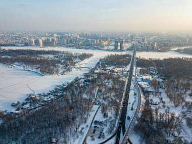Kiev 'in karla kaplı sol kıyısı. Hava aracı görüntüsü. Kış güneşli, soğuk bir sabah.