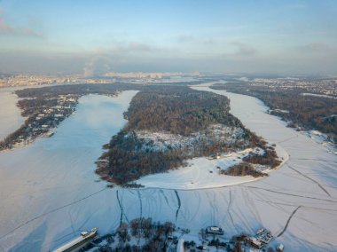 Kiev 'deki donmuş Dinyeper nehri. Hava aracı görüntüsü. Kış güneşli, soğuk bir sabah.