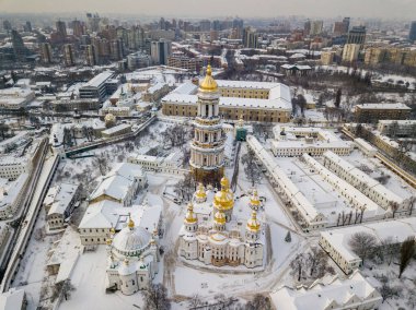 Kiev Pechersk Lavra, karla kaplı. Bulutlu bir kış sabahı. Hava aracı görünümü.