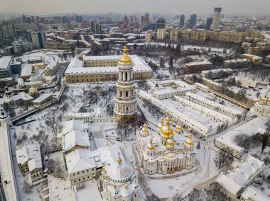 Kiev Pechersk Lavra, karla kaplı. Bulutlu bir kış sabahı. Hava aracı görünümü.