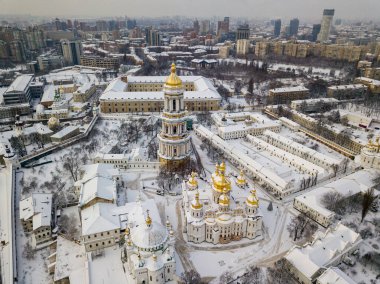 Kiev Pechersk Lavra, karla kaplı. Bulutlu bir kış sabahı. Hava aracı görünümü.