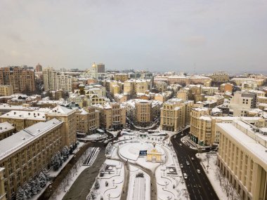 Kiev 'deki Independence Meydanı. Hava aracı görüntüsü. Soğuk kış karlı sabah.