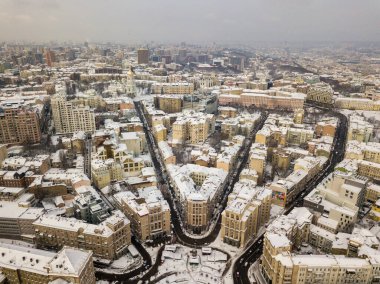 Kiev 'deki Independence Meydanı. Hava aracı görüntüsü. Soğuk kış karlı sabah.