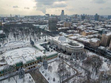 Kiev 'deki karla kaplı Mariinsky Sarayı. Hava aracı görüntüsü. Kış karlı sabah.
