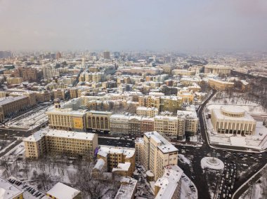 Kiev karla kaplı. Hava aracı görüntüsü. Soğuk kış bulutlu sabah.