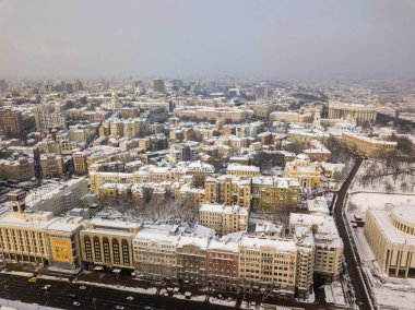 Kiev karla kaplı. Hava aracı görüntüsü. Soğuk kış bulutlu sabah.