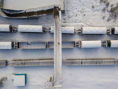 Kiev 'de raylarda karla kaplı yük trenleri. Hava aracı görüntüsü. Kış karlı sabah.