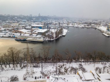 Kiev 'de karla kaplı endüstriyel liman. Hava aracı görüntüsü. Kış karlı akşam.