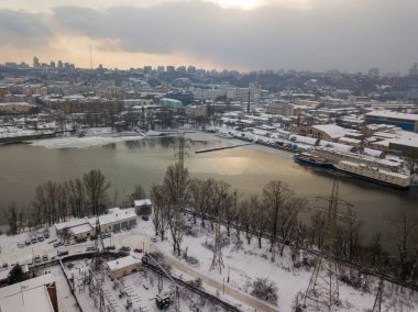 Kiev 'de karla kaplı endüstriyel liman. Hava aracı görüntüsü. Kış karlı akşam.
