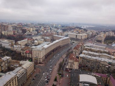 Kiev 'in merkezi. Hava aracı görüntüsü. Kış bulutlu sabah.
