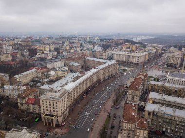 Kiev 'in merkezi. Hava aracı görüntüsü. Kış bulutlu sabah.