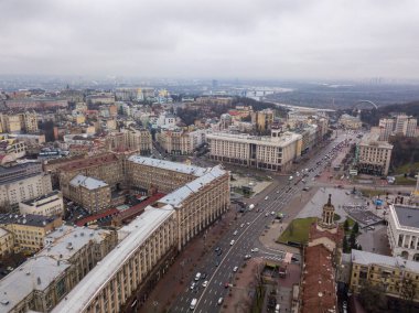 Kiev 'in merkezi. Hava aracı görüntüsü. Kış bulutlu sabah.
