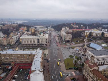 Kiev 'in merkezi. Hava aracı görüntüsü. Kış bulutlu sabah.