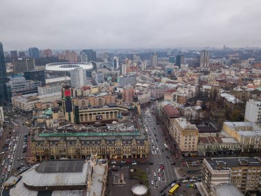 Kiev 'in merkezi. Hava aracı görüntüsü. Kış bulutlu sabah.