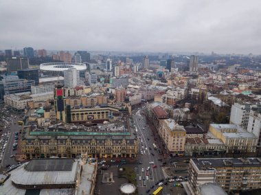 Kiev 'in merkezi. Hava aracı görüntüsü. Kış bulutlu sabah.