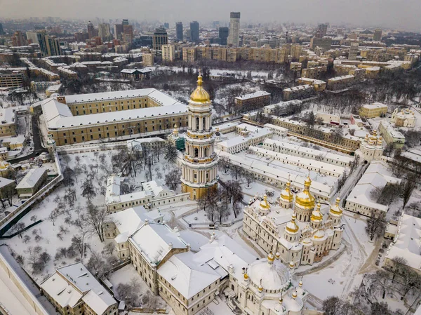 Kiev Pechersk Lavra, karla kaplı. Bulutlu bir kış sabahı. Hava aracı görünümü.