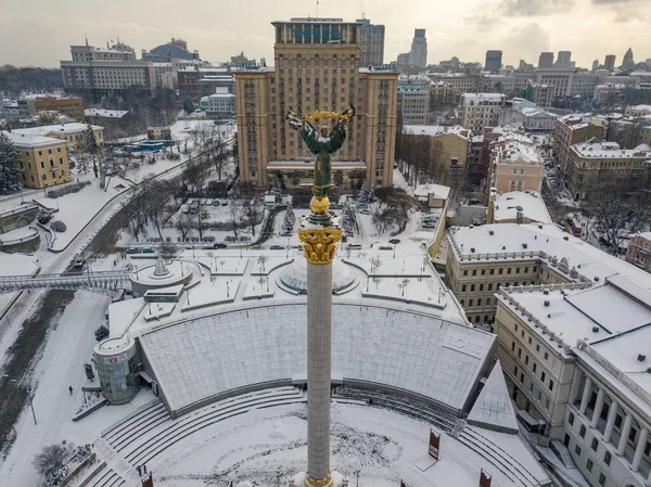 Kiev 'deki Bağımsızlık Anıtı. Bulutlu bir kış sabahı. Hava aracı görünümü.