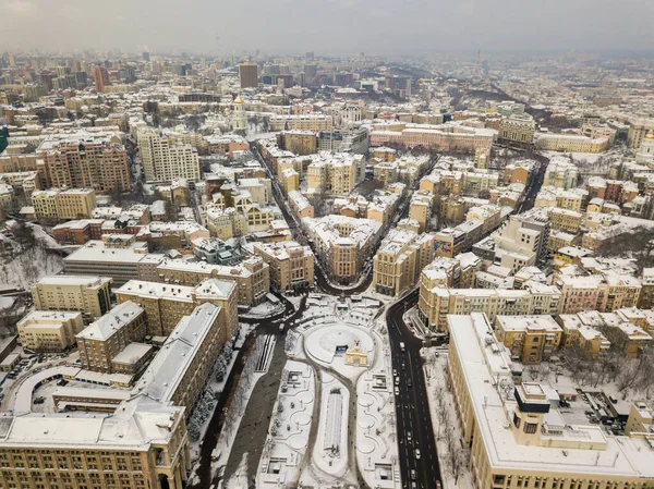 Kiev 'deki Independence Meydanı. Hava aracı görüntüsü. Soğuk kış karlı sabah.