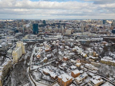 Karlı Kiev. Hava aracı görüntüsü. Kış güneşli sabah.