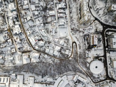 Karlı Kiev. Hava aracı görüntüsü. Kış güneşli sabah.