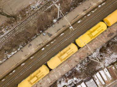 İstasyondaki yük trenleri. Hava aracı görüntüsü. Kış bulutlu sabah.