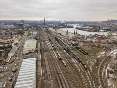 İstasyondaki yük trenleri. Hava aracı görüntüsü. Kış bulutlu sabah.